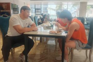 布尼亚明:我父亲状态很好很多人以为是我哥 他提醒我一定要自律