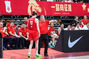杨毅：宫鲁鸣制定战术都和法国助教商量 他不是一言堂那种人