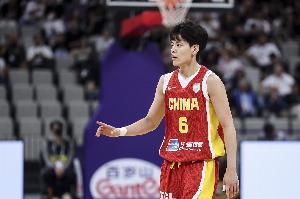 杨舒予上半场8投3中&三分3中1&罚球2中2 得到9分1助