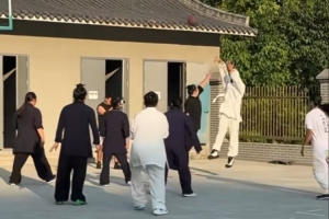 狄龙中国行在武当山和道友们打球 投出一个三不沾后 有人喊好传球
