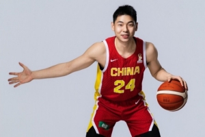 手感冰凉！中国男篮上半场三分8中2 命中率仅25%