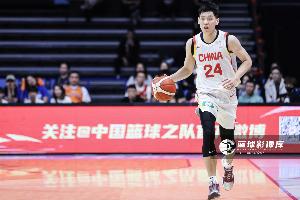 攻防俱佳！崔永熙半场5中3砍下8分5篮板 三分3投2中