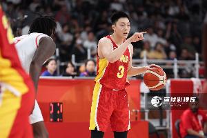 锋线吃紧胡明轩客串三号位攻防两端倾尽全力 彰显队长本色