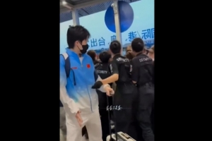 极目新闻:国乒出发参加亚运会,王楚钦双肩背包带被扯掉