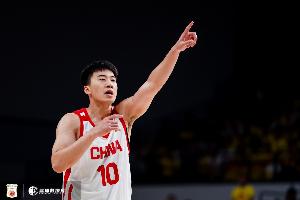 仅登场10分钟便4次犯规!媒体人点评:王俊杰尚显稚嫩 犯规实无必要
