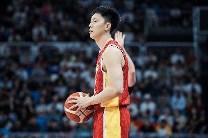板凳奇兵！胡明轩上半场2中1贡献2分1板