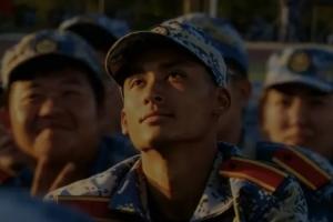 军训小哥神似科比走红网络 网友调侃:点名都得喊“曼巴”