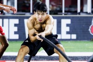 路易斯维尔大学晒张博源训练照 肌肉线条分明体能显著提升