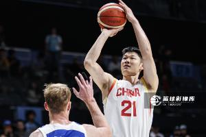 五号位卡位吃尽苦头！胡金秋8投7中砍下14分仅2篮板