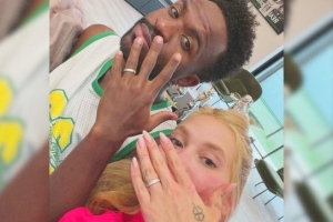 感情升温!维尼修斯女友晒甜蜜合照,恋爱对戒成焦点