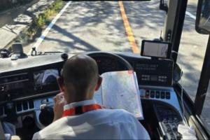 迷路搞怕了韩国运动员晒图吐槽:日本大巴司机停车看纸质地图