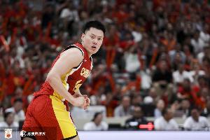 拼尽全力！李弘权7投2中砍下9分1助攻1盖帽 狂揽13篮板领跑全场