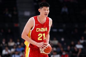 下半场蓄力反击！胡金秋半场3投2中贡献4分1篮板