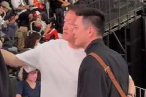 杨鸣现身亚运半决赛看台 助威中国男篮战日本并友好合影球迷