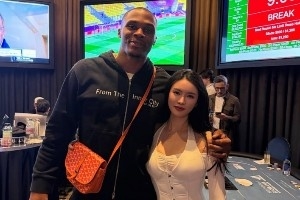 德扑女神All In姐亮相威少基金会扑克之夜，网友：光顾着看美女了！