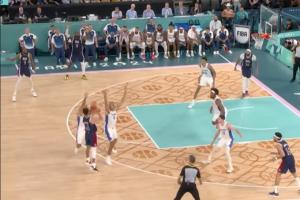FIBA致敬库里经典时刻：KD与LBJ无人防守 他却迎着包夹果断出手