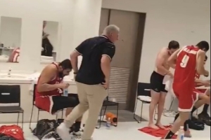 伊朗男篮力克中国摘亚运铜牌 更衣室狂欢洒水庆祝