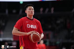 硬汉本色！李弘权末节三分连发独取11分 全场8投3中贡献12分4板