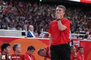 解说：中国男篮半场31-29险胜伊朗 领先2分 这场比赛看得人揪心