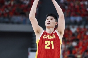 存在感偏低！胡金秋半场1投1中仅得2分2板 其余数据全部挂零