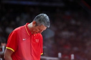 郭士强该被解职吗？杨毅：必须的 中国篮坛从未有过输得如此惨烈仍留任的主帅