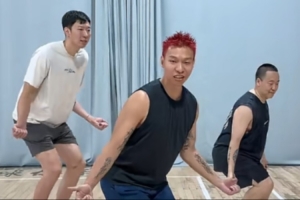 许涛携手周琦拍趣味视频：带中国第一中锋学习闪身步
