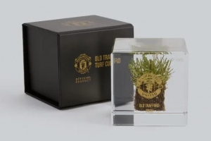 绝无仅有的收藏！英媒：曼联出售老特拉福德草皮方块，定价125英镑