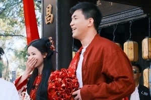 趣味十足！郭艾伦做客辽宁文旅节目 体验传统婚俗与主持人刘一一欢乐互动