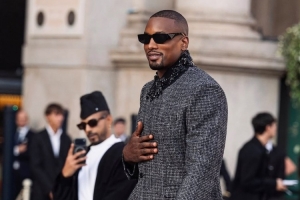 型格出圈！前NBA悍将伊巴卡灰黑西装惊艳米兰时装周Vogue World红毯