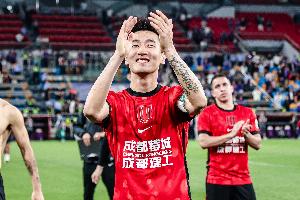 国足对阵马尔代夫首发6人来自成都蓉城，杨明洋、李扬迎来国家队首秀