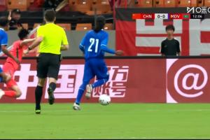 刘洋一条龙杀入禁区遭放倒无点球，VAR复核维持原判