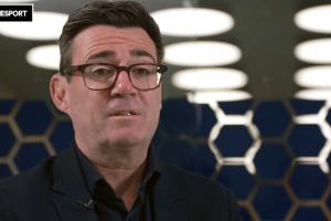 英国首相谈球场禁酒令:单独针对足球迷不公平 有理由消除这种歧视