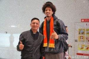 德万特·威尔逊抵达长春 吉林男篮副董携球迷机场接机