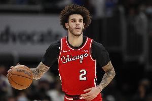 朗佐·鲍尔亲自辟谣退役说法：这消息可真够大的 我仍在等待NBA球队来电