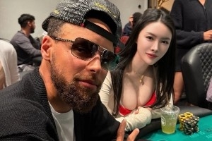 再度同框！“ALL-IN姐”布兰妮晒与库里牌桌合照