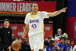 雷迪克：卡尔在球队选秀榜上远高于24顺位 湖人将全力把他培养成NBA球员