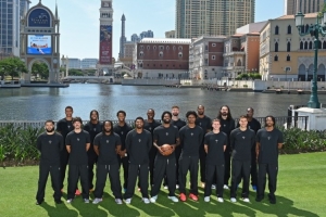 集结完毕！NBA官推发布火箭抵达澳门合影：伊森持球居C位格外亮眼