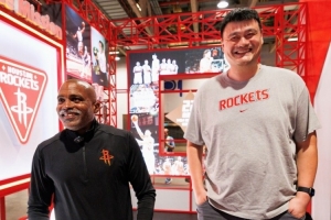 故人重聚！姚明携“老猫”莫布里到访澳门NBA展馆