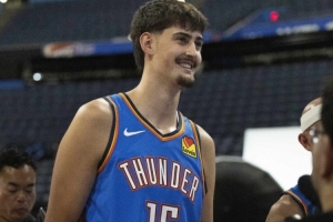 半场5投全中轰12分9板3助3帽！雷霆12号秀马拉攻防碾压奎因