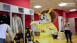 欢迎凯旋！青岛西海岸喜迎李昊亚运摘铜归来，吉祥物热舞“震胸舞”庆祝