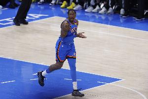 手感火热！杰伦-威廉姆斯首节强攻内线 5投全中轰下10分2板3助