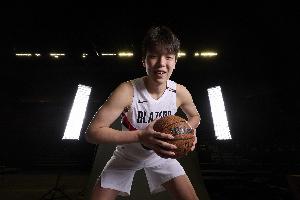 季前赛再遇勇士!杨瀚森替补21分钟5中2取4分4板1助 六犯离场