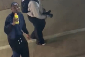 遭球迷以低俗绰号侮辱!库明加强硬回击:信不信我找到你扇你一巴掌