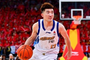 全面表现！孙铭徽半场6投2中贡献4分4板6助2断