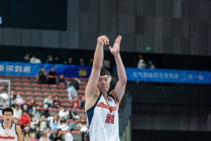攻防俱佳！张皓嘉半场3投2中砍8分2板1助1断1帽 正负值+7