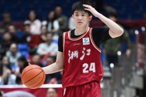 身背5犯依然高效！李悦洲9投5中、三分4中3贡献16分2助攻2抢断