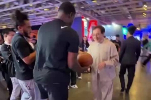 跨界名场面！成龙亮相NBA中国行活动 现场投篮一击命中