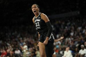 阿德巴约盛赞女友阿贾第5座MVP：伟大无法形容 只能静静欣赏