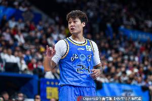 媒体人：周琦缺阵下 赵睿与队友挡拆配合难言流畅