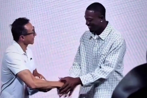 韦德现身NBA中国赛澳门站 亲手向老板蔡崇信赠送战靴